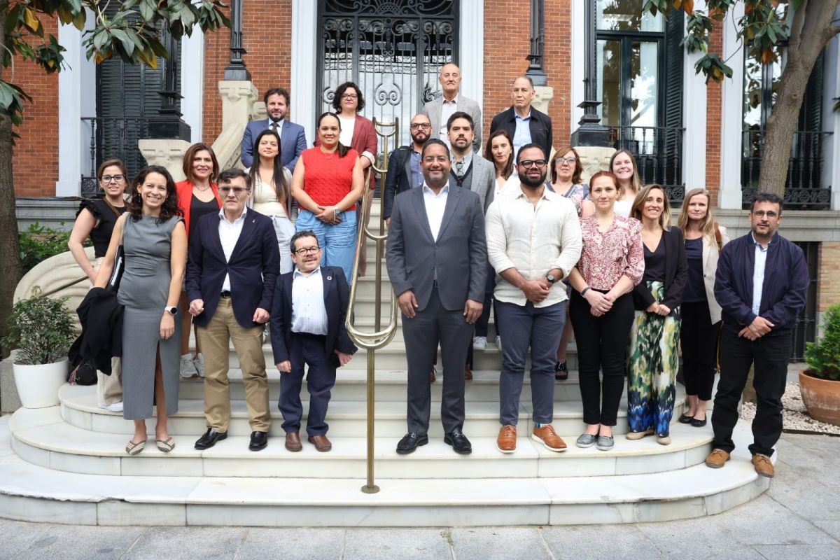 Foto de familia de la delegación del Banco Mundial en la sede del Consejo General de la ONCE junto a los responsables del Grupo Social ONCE y de Jesús Martín