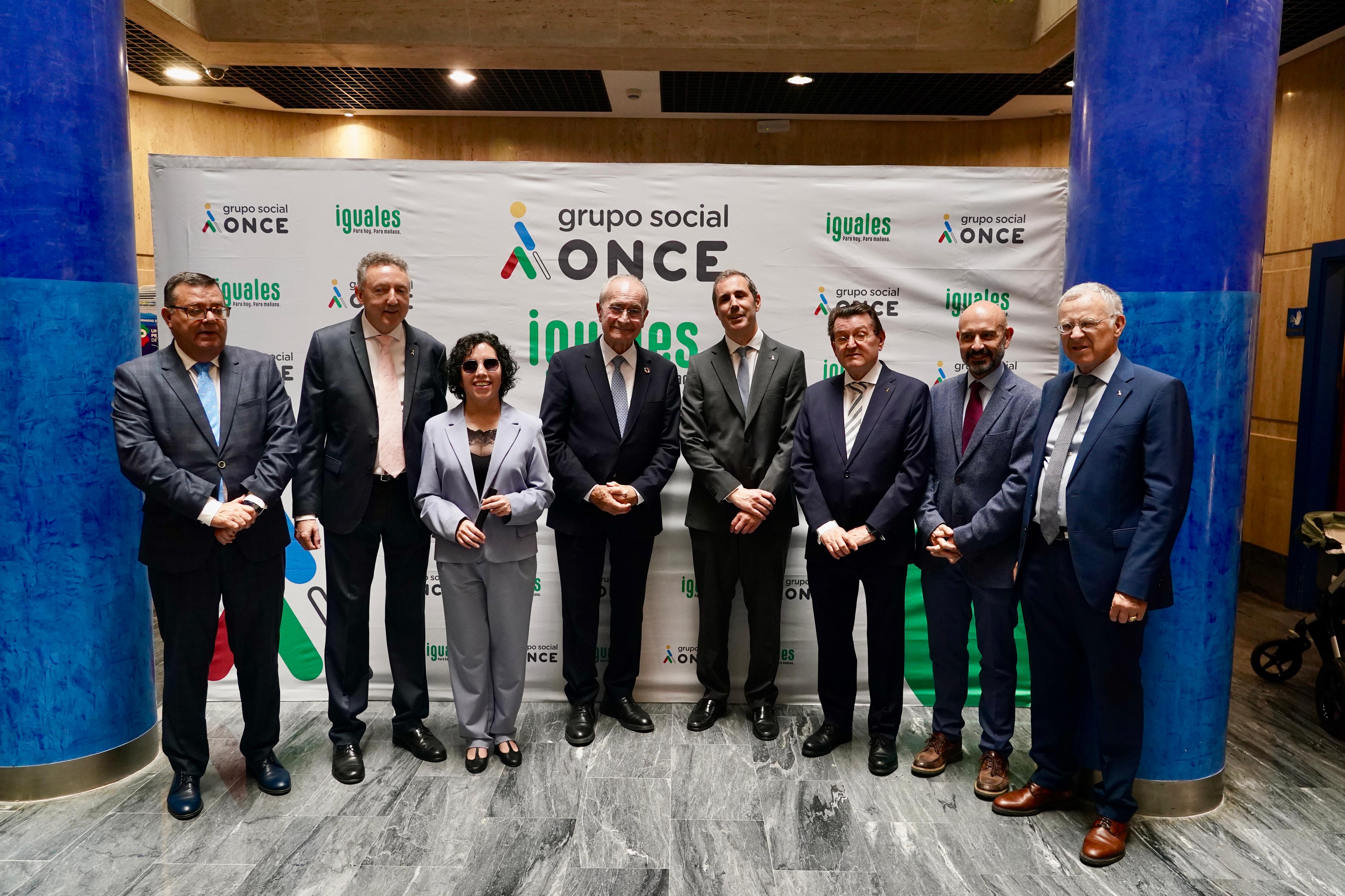 Marcelo junto al alcalde de Málaga en el centro de la imagen junto al resto de autoridades