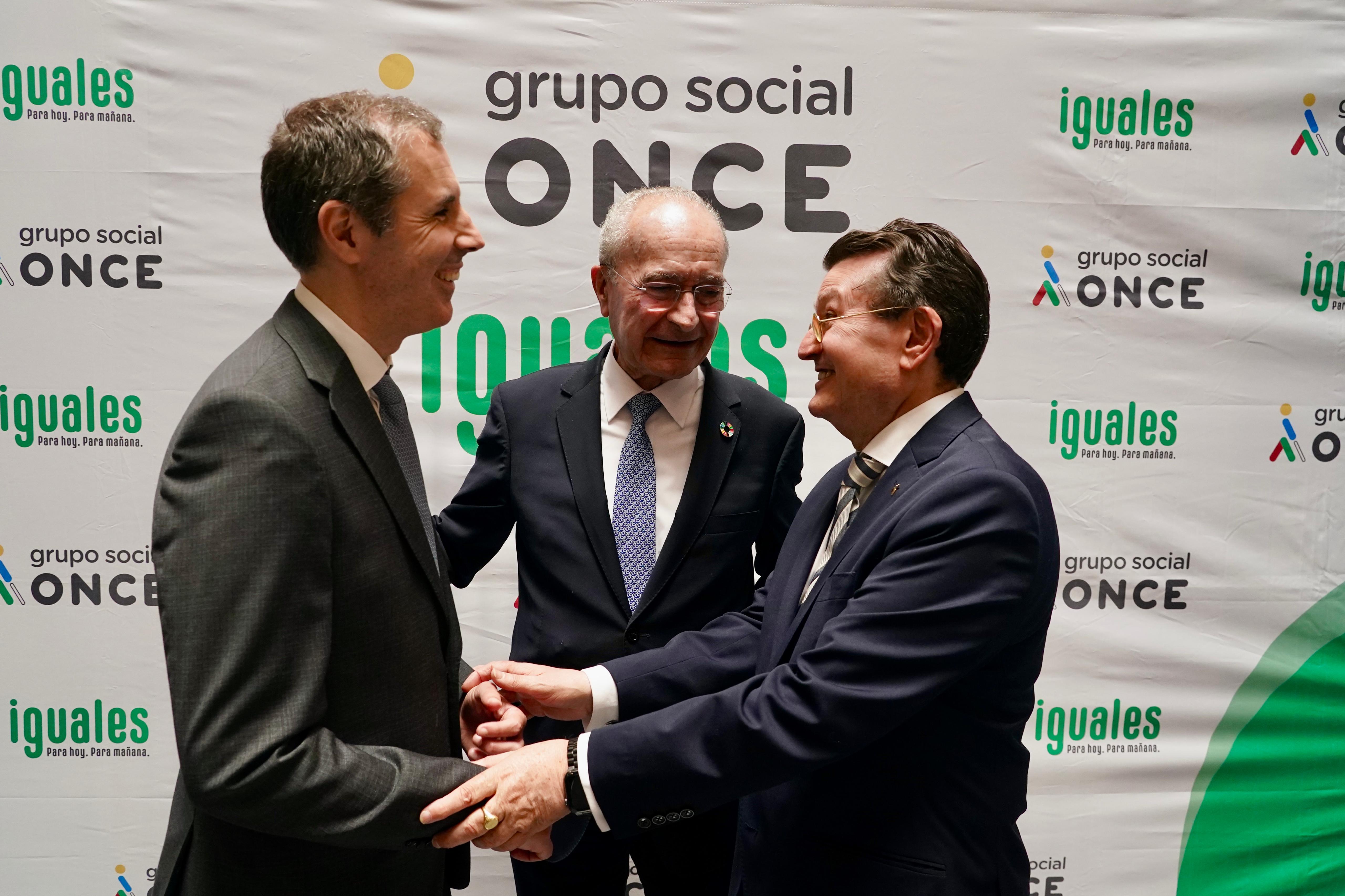 Marcelo Rosado, a la izda. saluda a Ángel Sánchez ante el alcalde de Málaga