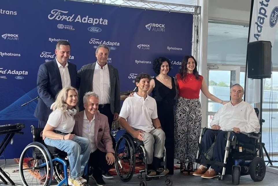 Foto de familia de la presentación del tour Ford Adapta