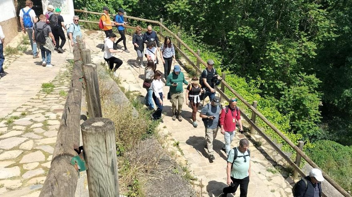 Participantes durante la ruta accesible para invidentes de la Mancomunidad de la Canal de Navarrés