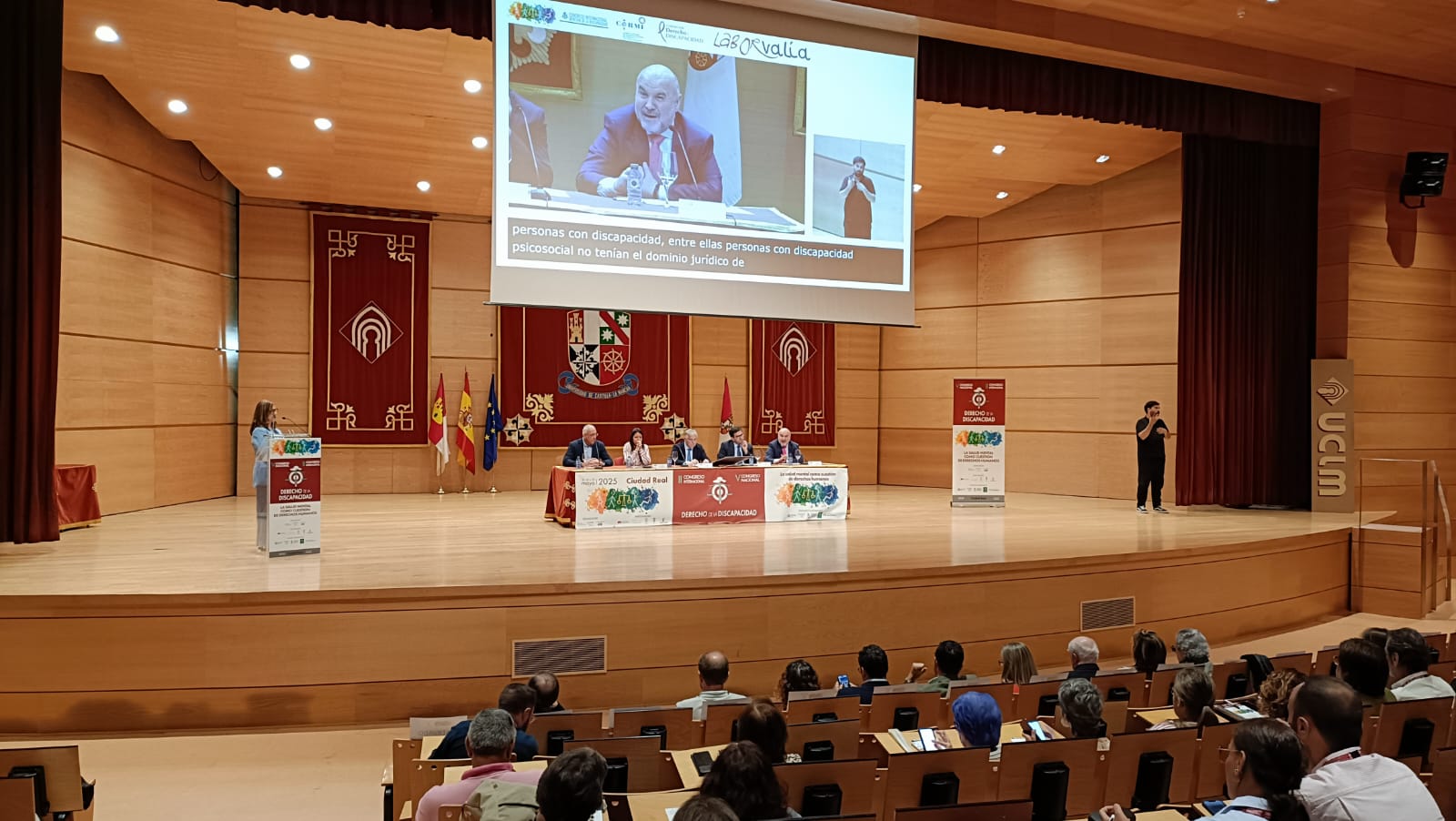 Mesa inaugural del Congreso, con Luis Cayo Pérez, presidente del CEDRMI, en su intervención