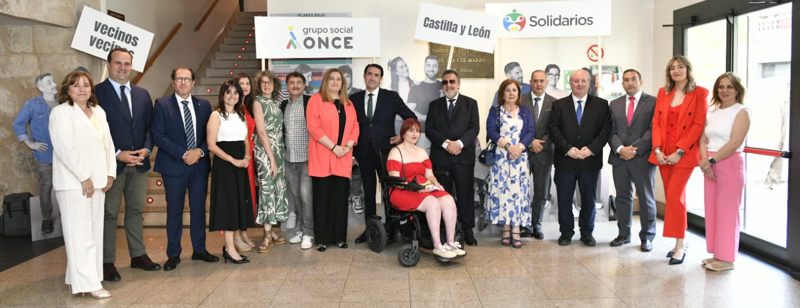 Foto grupal en el photocall de Premios Solidarios 2025