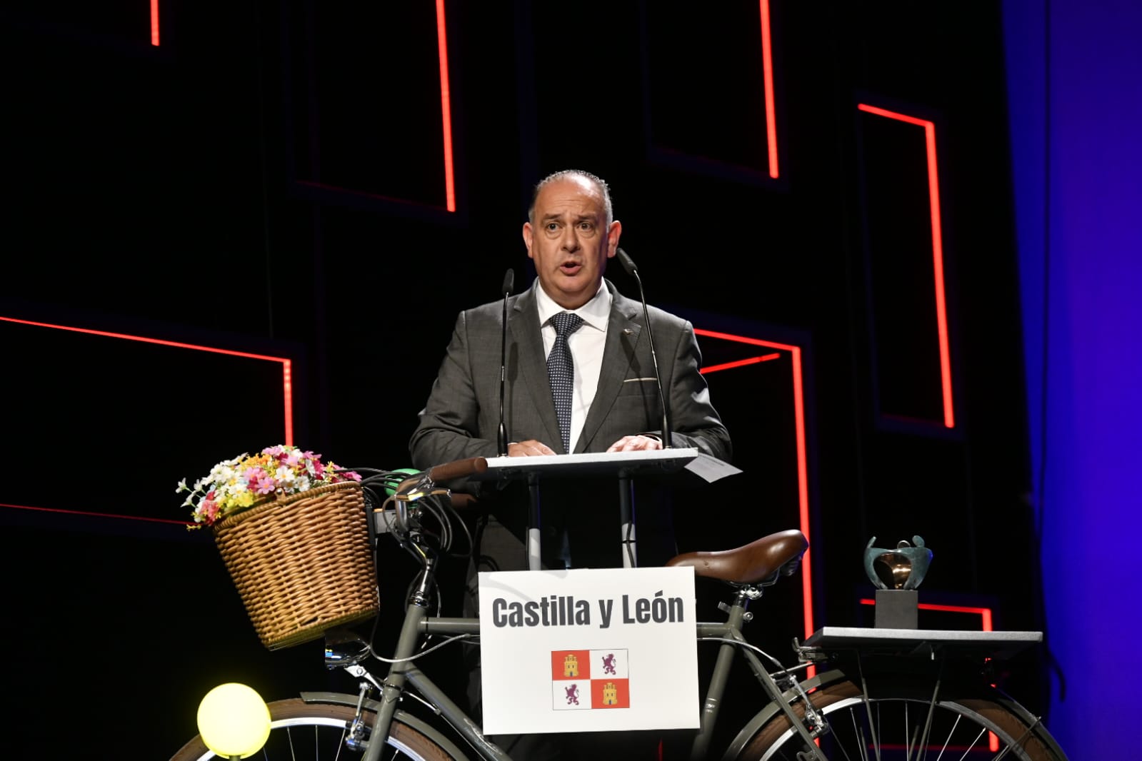El premiado en la categoría Empresa en el atril