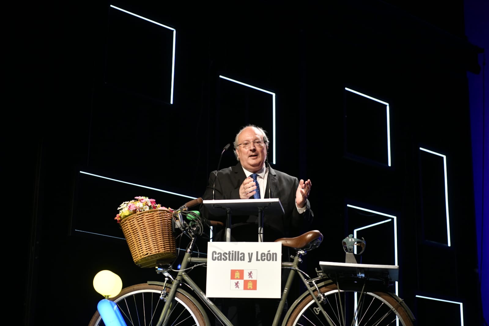Premiado a persona física, en el atril-bicicleta de los Premios Solidarios 2025