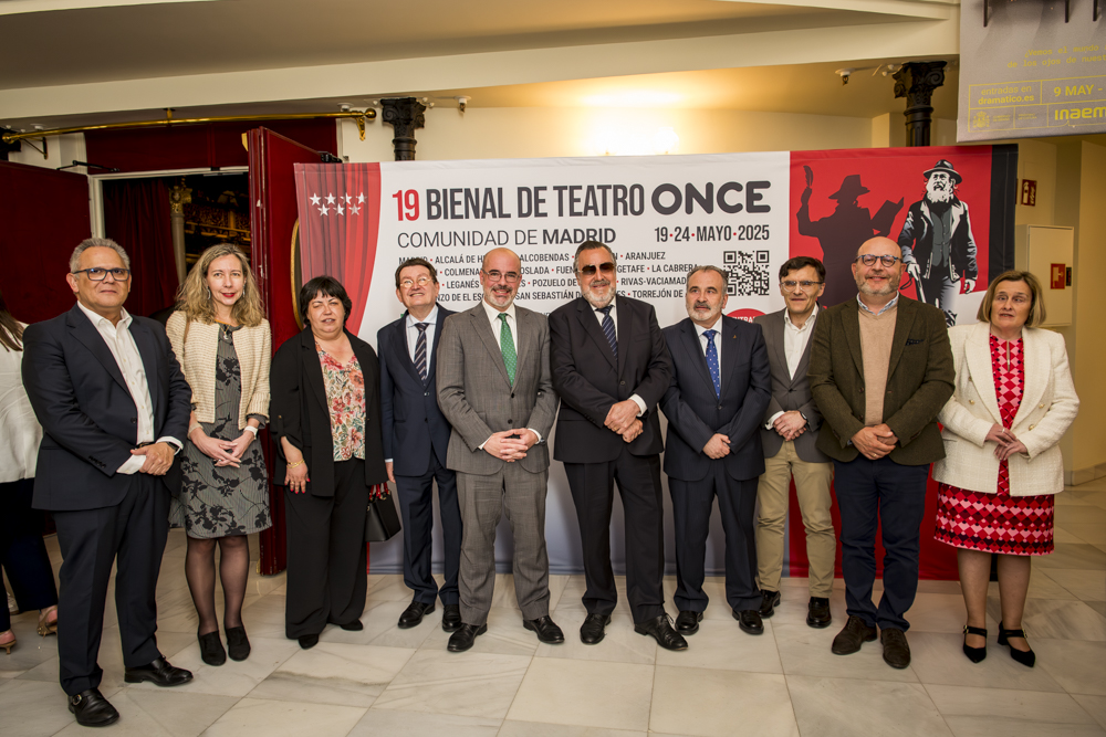 Foto de familia de la inauguración de la Bienal