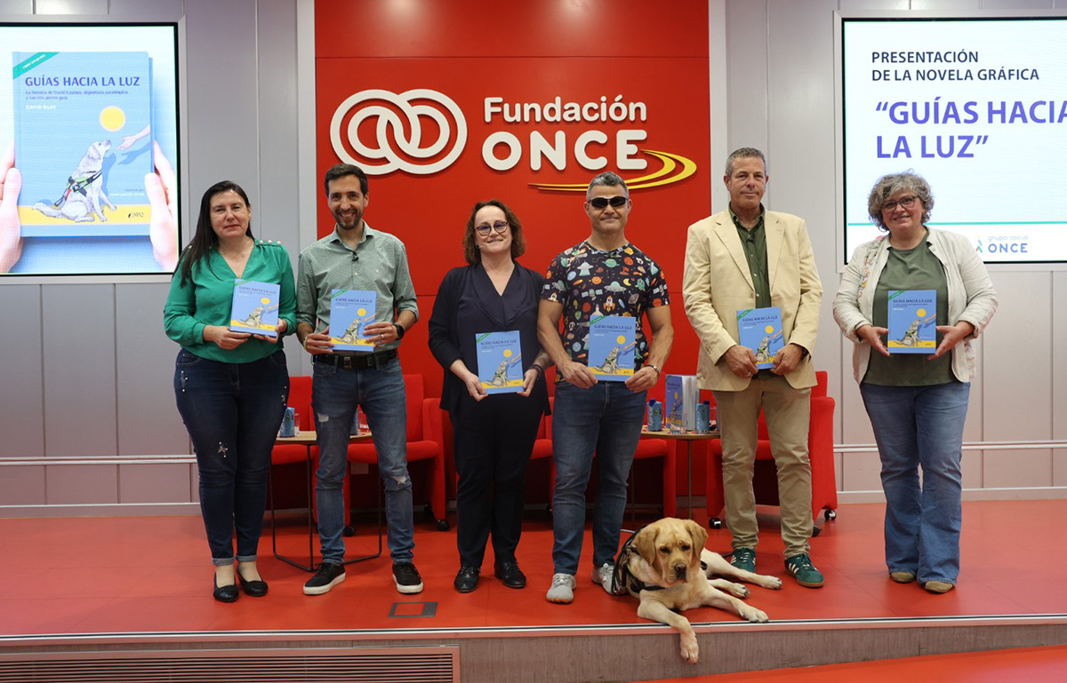 Foto de familia de la presentación del libro