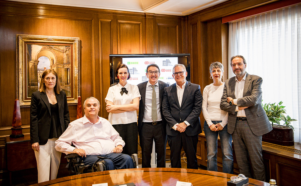 Foto de familia de todos los participantes en la firma del convenio