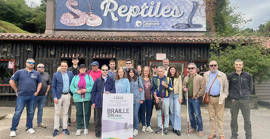 Participantes de la ONCE en la visita adaptada al parque de Cabárceno dentro de la Semana de la ONCE en Cantabria