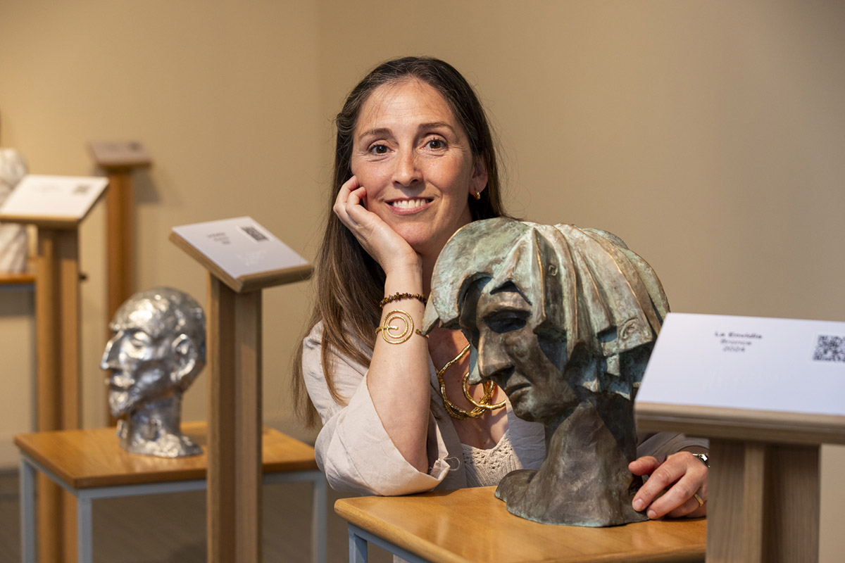 Cristina Rommel posa junto a una de sus esculturas