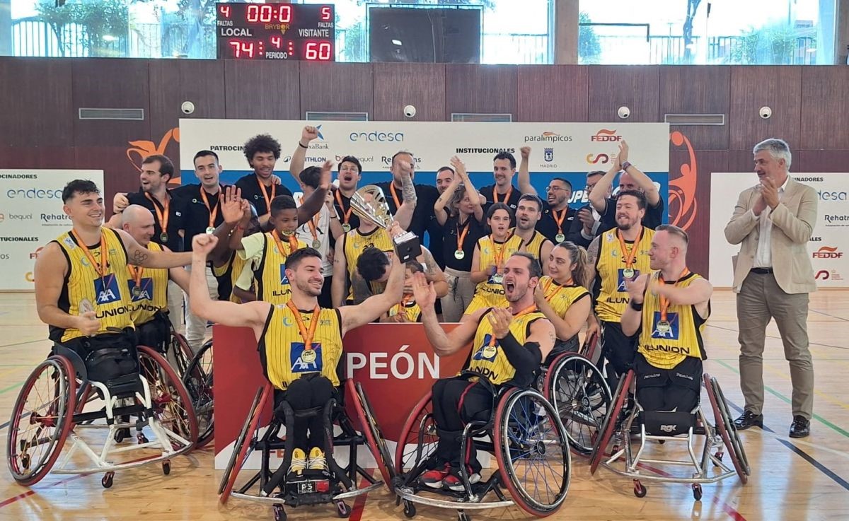 Momento en que el Ilunion recibe el trofeo de campeón de la SuperLiga Fundación ONCE | Foto de Fedff Momento en que el Ilunion recibe el trofeo de campeón de la SuperLiga Fundación ONCE | Foto de Fedff