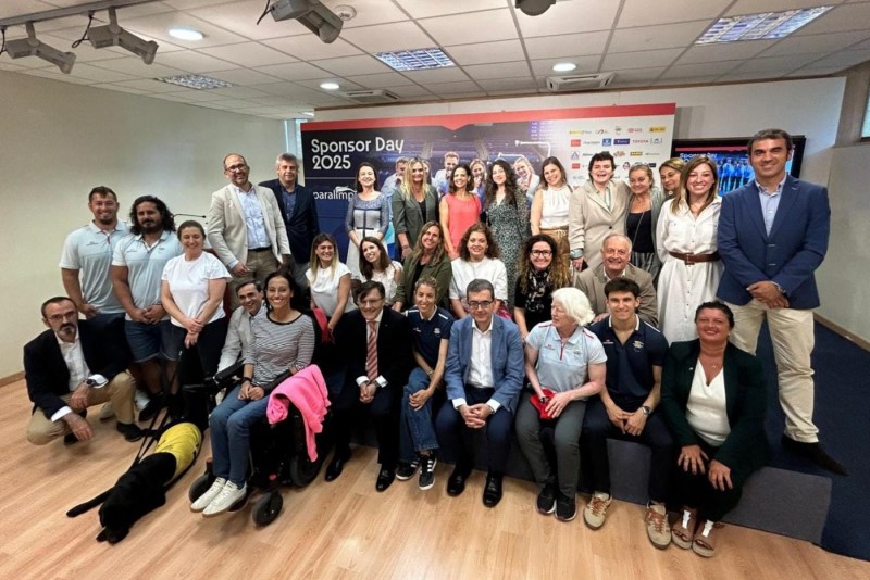 Foto de familia de deportistas y patrocinadores del plan ADOP Foto de familia de deportistas y patrocinadores del plan ADOP