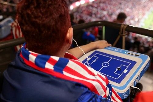 Aficionado con discapacidad visual siguiendo un partido en el Metropolitano | Foto de Telefónica