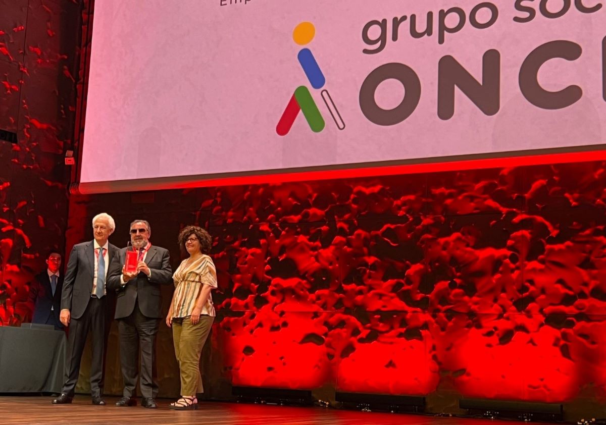 Miguel Carballeda con el premio en sus manos sobre el escenario