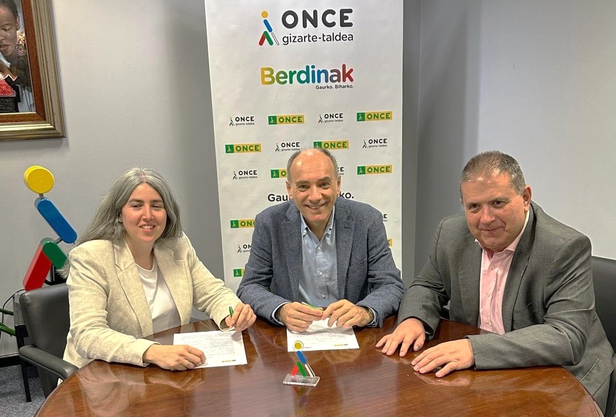 Momento de la firma del convenio entre la ONCE y Eroski Momento de la firma del convenio entre la ONCE y Eroski