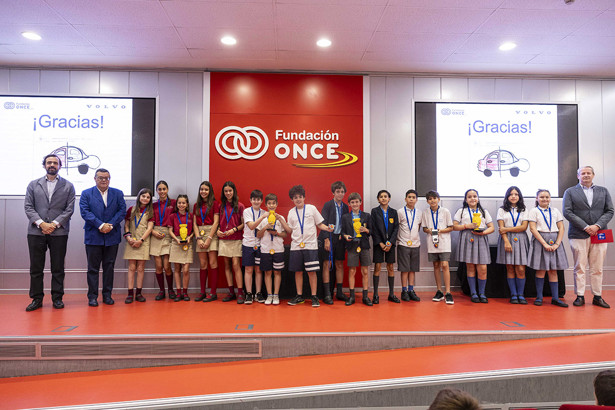 Foto de familia de todos los alumnos y alumnas ganadoras Foto de familia de todos los alumnos y alumnas ganadoras
