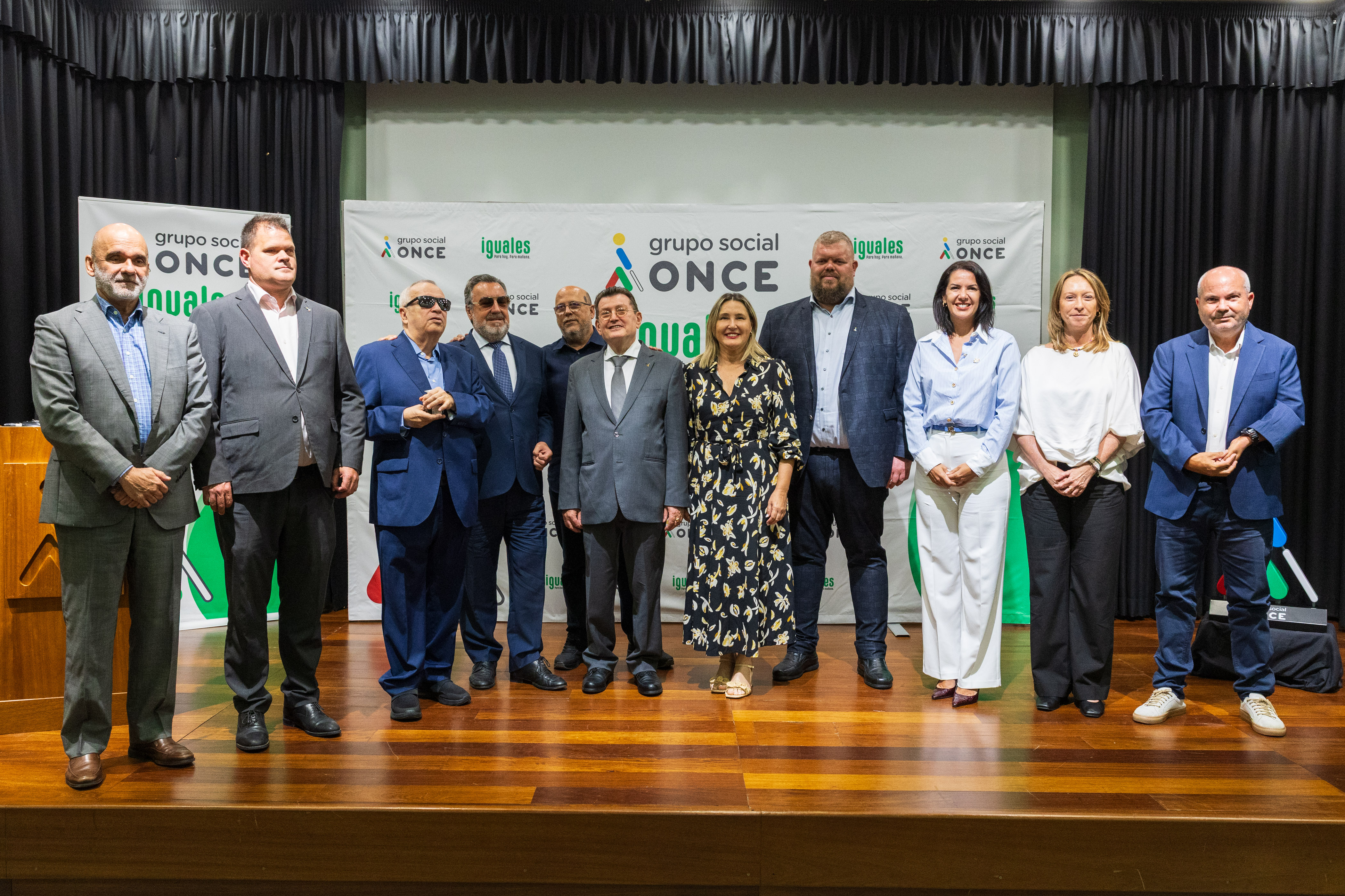 Foto de familia de los nuevos responsables en Canarias junto a los responsables de la ONCE y de la política local Foto de familia de los nuevos responsables en Canarias junto a los responsables de la ONCE y de la política local