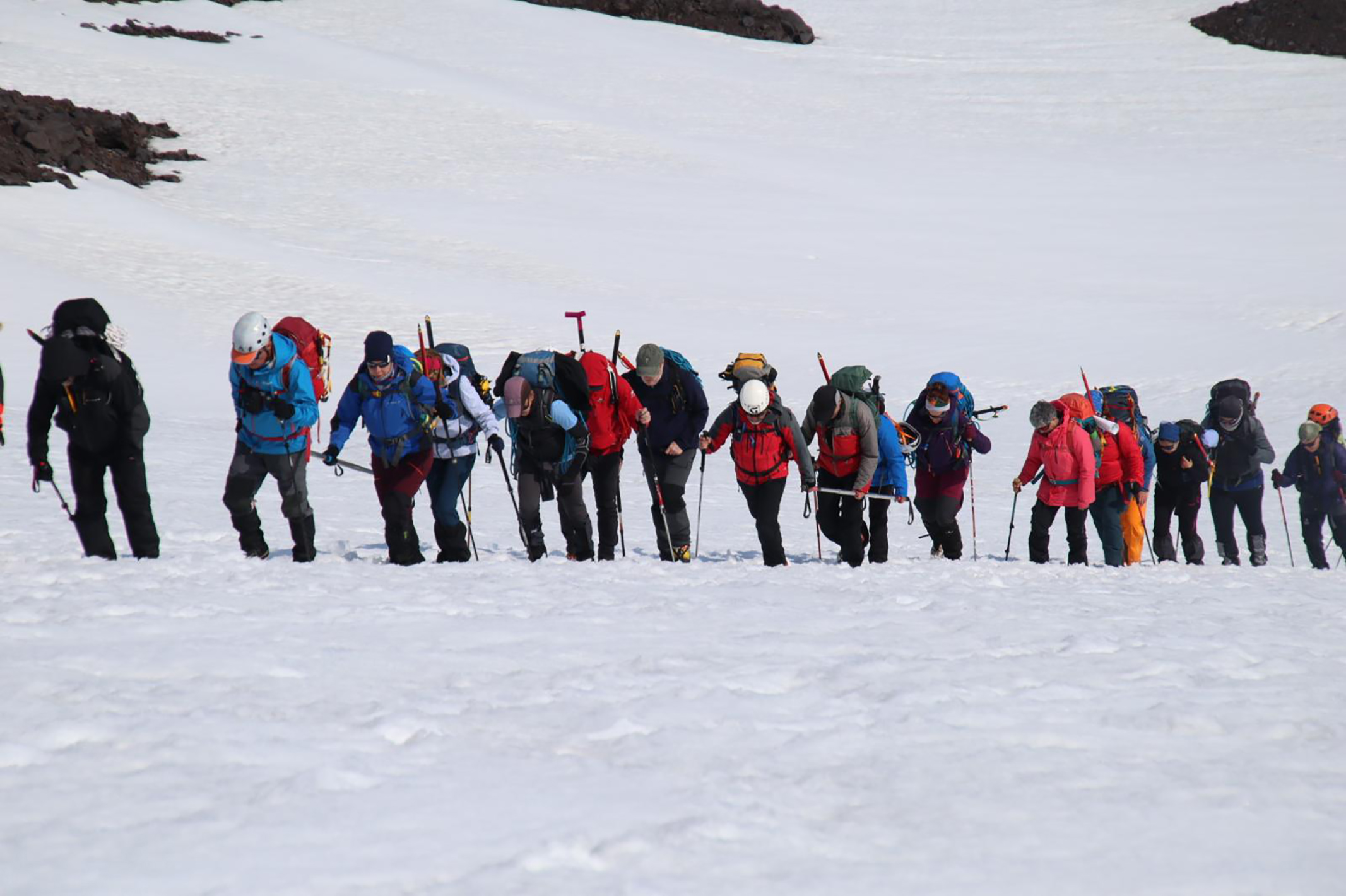 La expedición en pleno ascenso a la cumbre del Pico Julio Verne