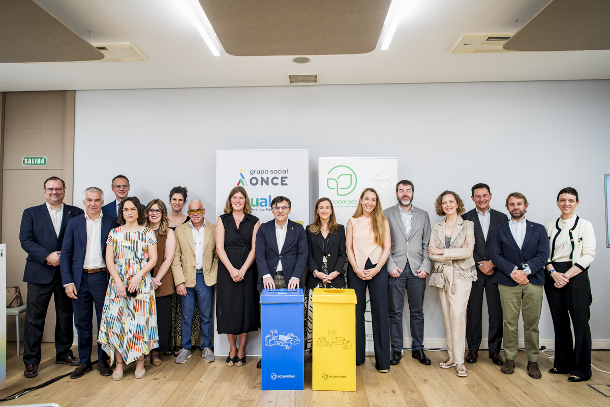 Foto de familia de la firma de Ecoembes y Grupo Social ONCE