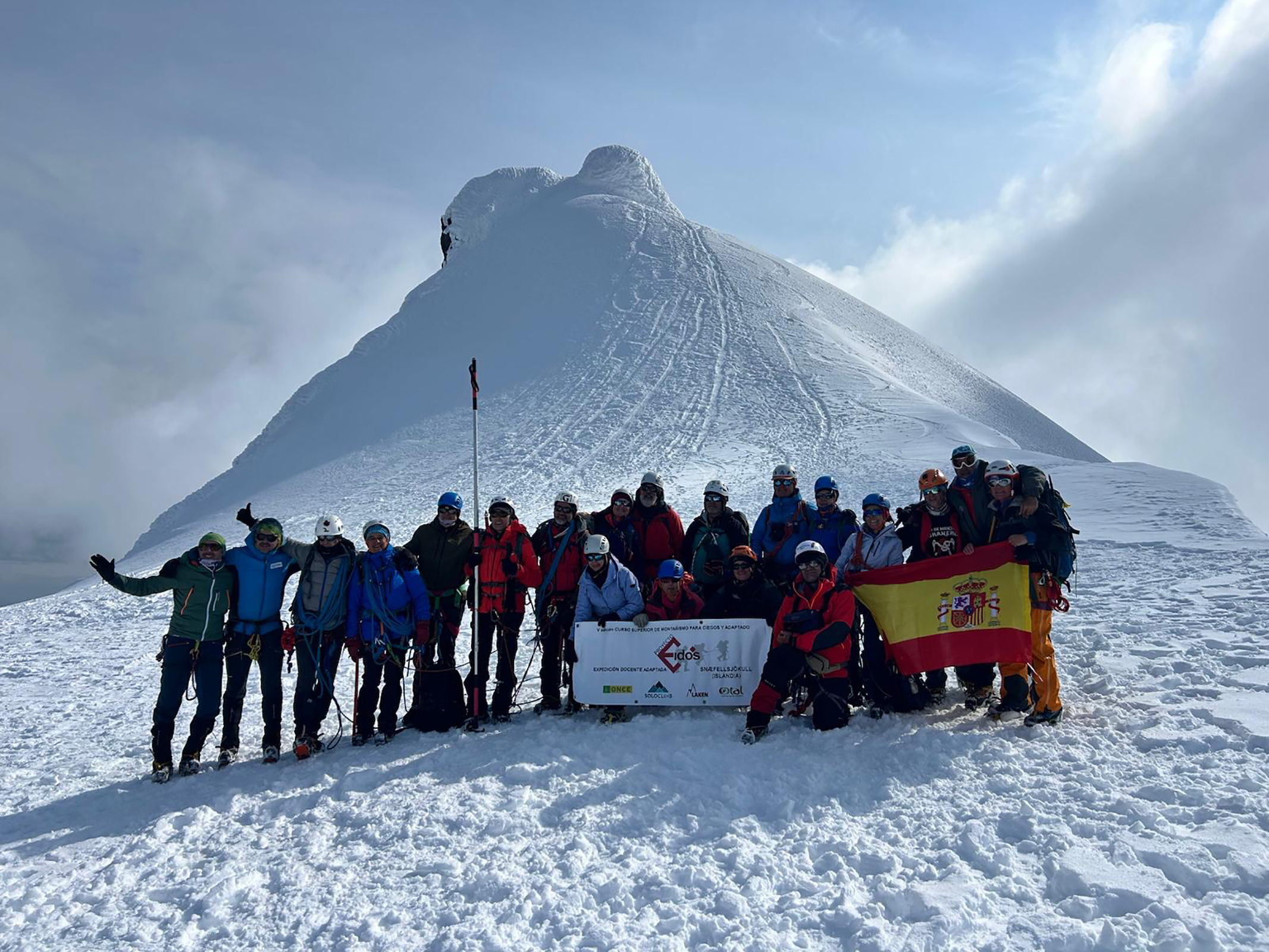 Foto de familia de la expedición en la cumbre del Pico Julio Verne