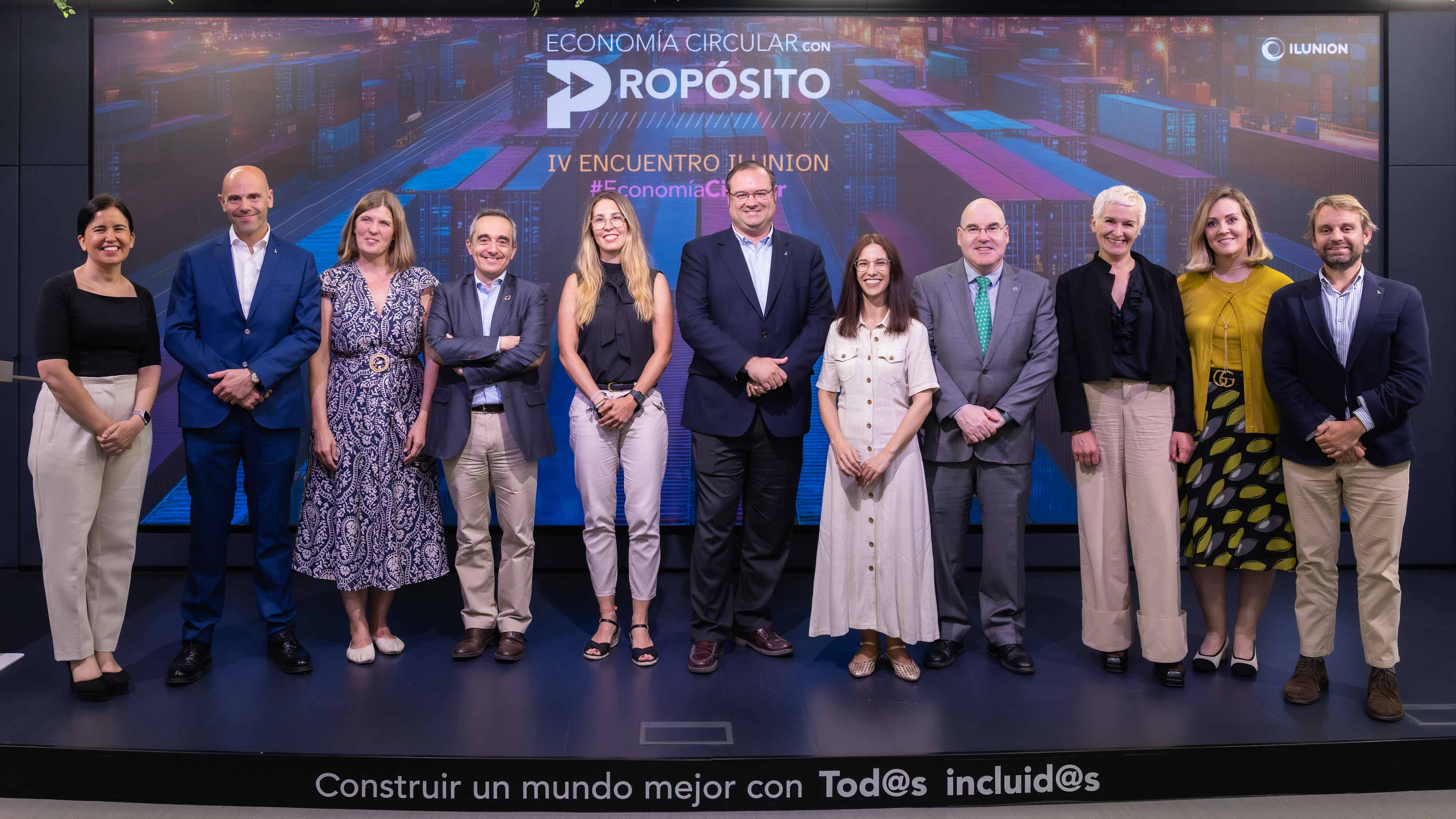 Foto de familia de los participantes en la jornada sobre economía circular de ILUNION Foto de familia de los participantes en la jornada sobre economía circular de ILUNION