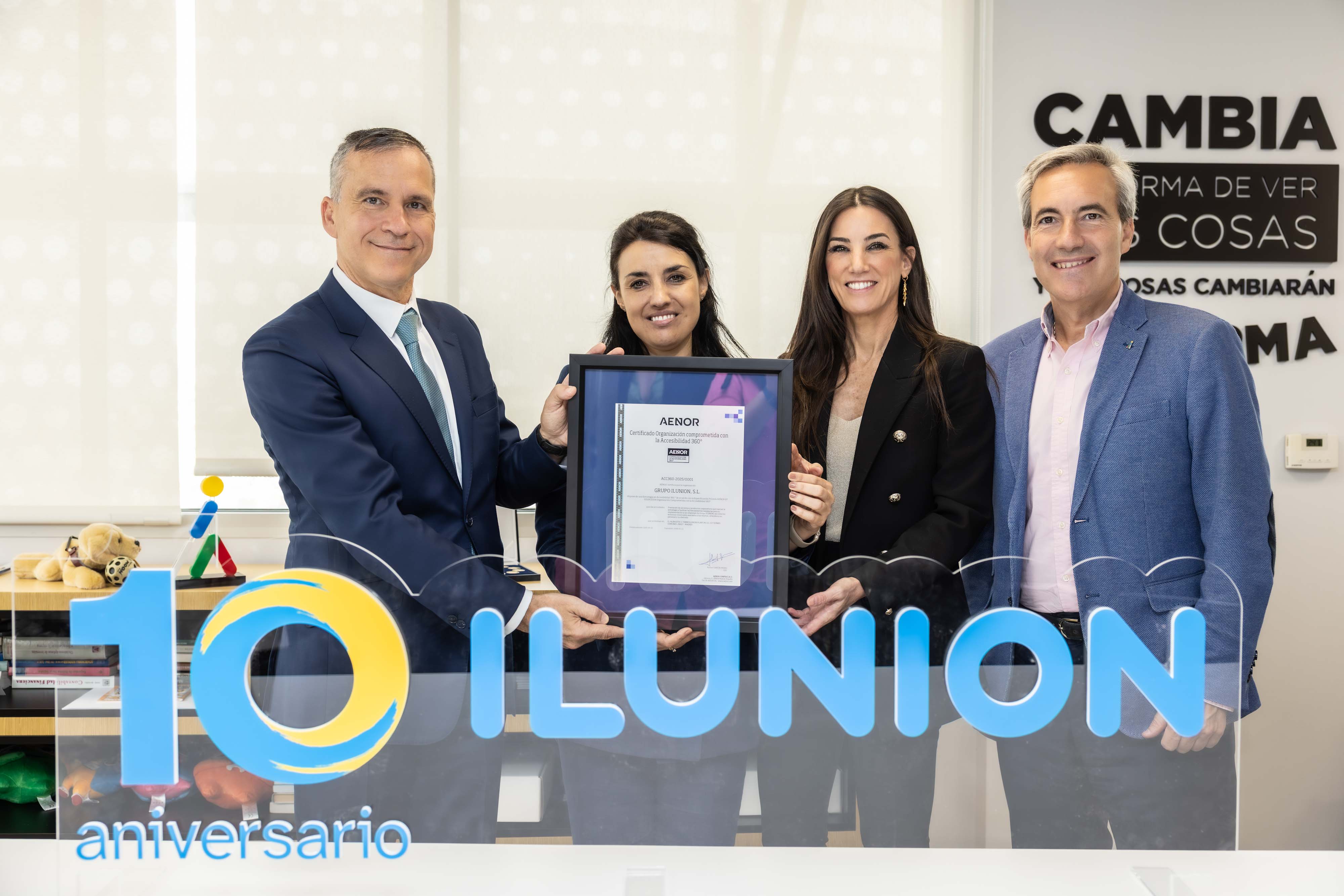 Responsables de AENOR e Ilunion muestran el certificado Responsables de AENOR e Ilunion muestran el certificado