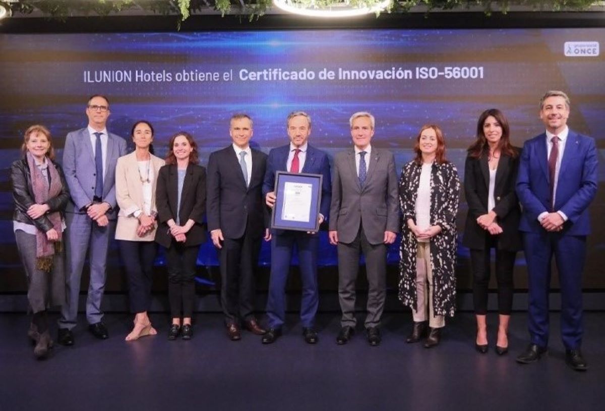 Preciados, en el centro con el certificado en las manos, junto a los responsables de AENOR y de Ilunion Hotels