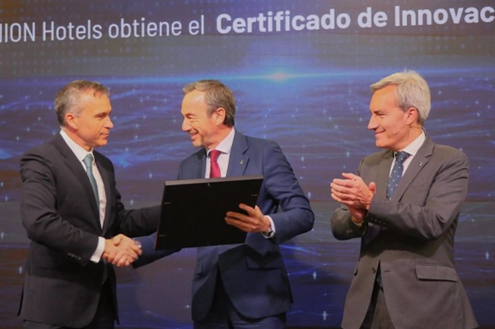 Preciados recoge la certificación junto a Oñoro
