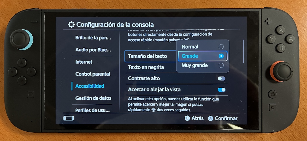 Captura de pantalla de Nintendo Switch 2 en su menú de Configuración de la consola, con el desplegable de tamaño de texto indicando "normal, grande o muy grande"