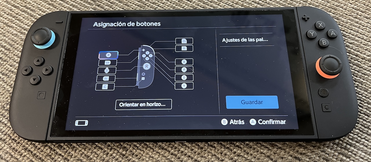 Foto de una Nintendo Switch 2 sobre moqueta con el menú de reasignación de botones encendido y listo para ser configurado
