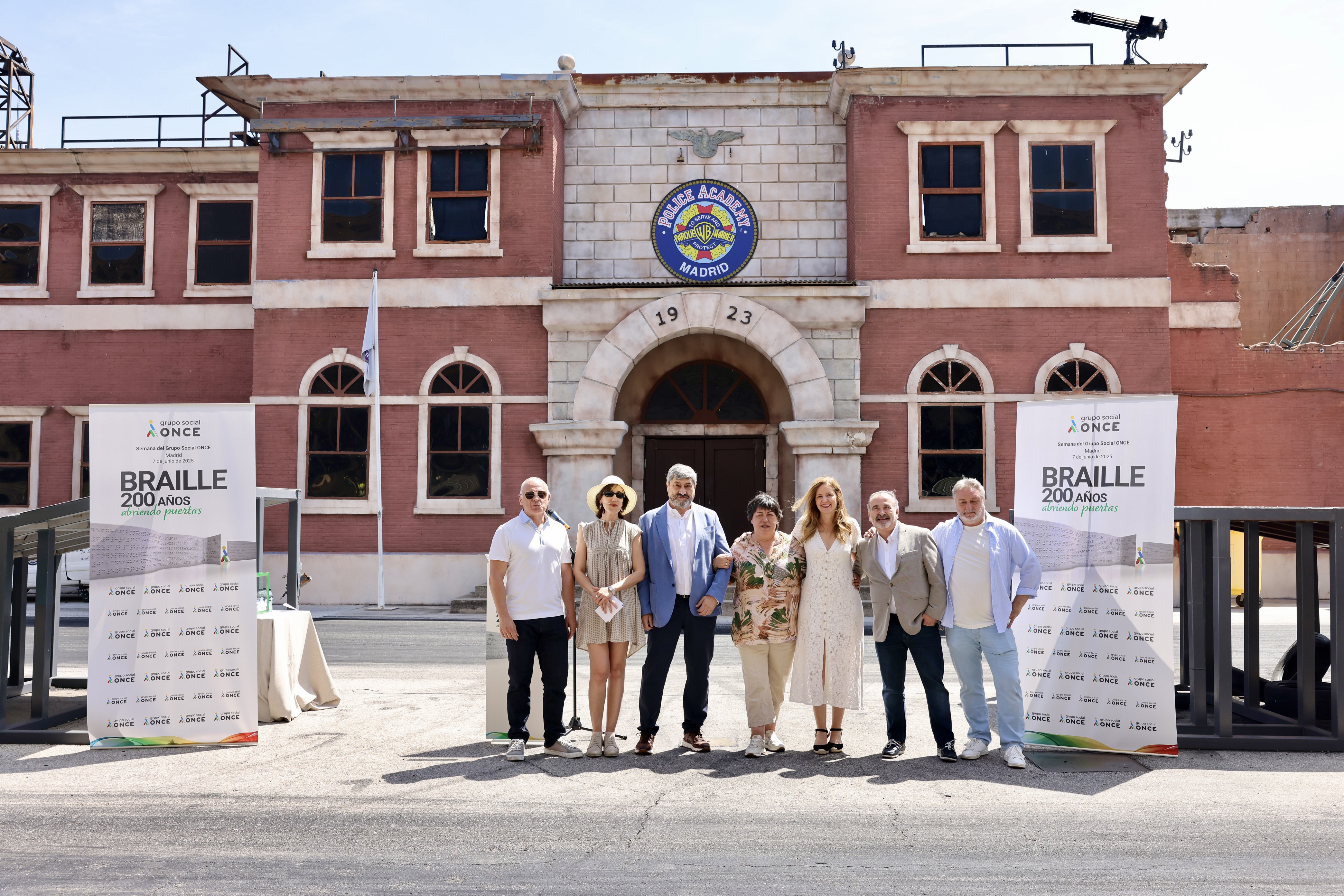 Dávila junto a los responsables de la ONCE en la recreación de Loca Academia de Policía de la Warner