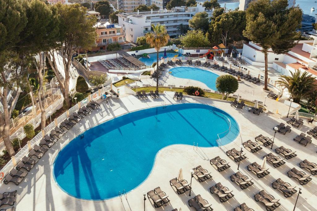 Vista aérea de la zona de piscina del Ilunion Palmanova 