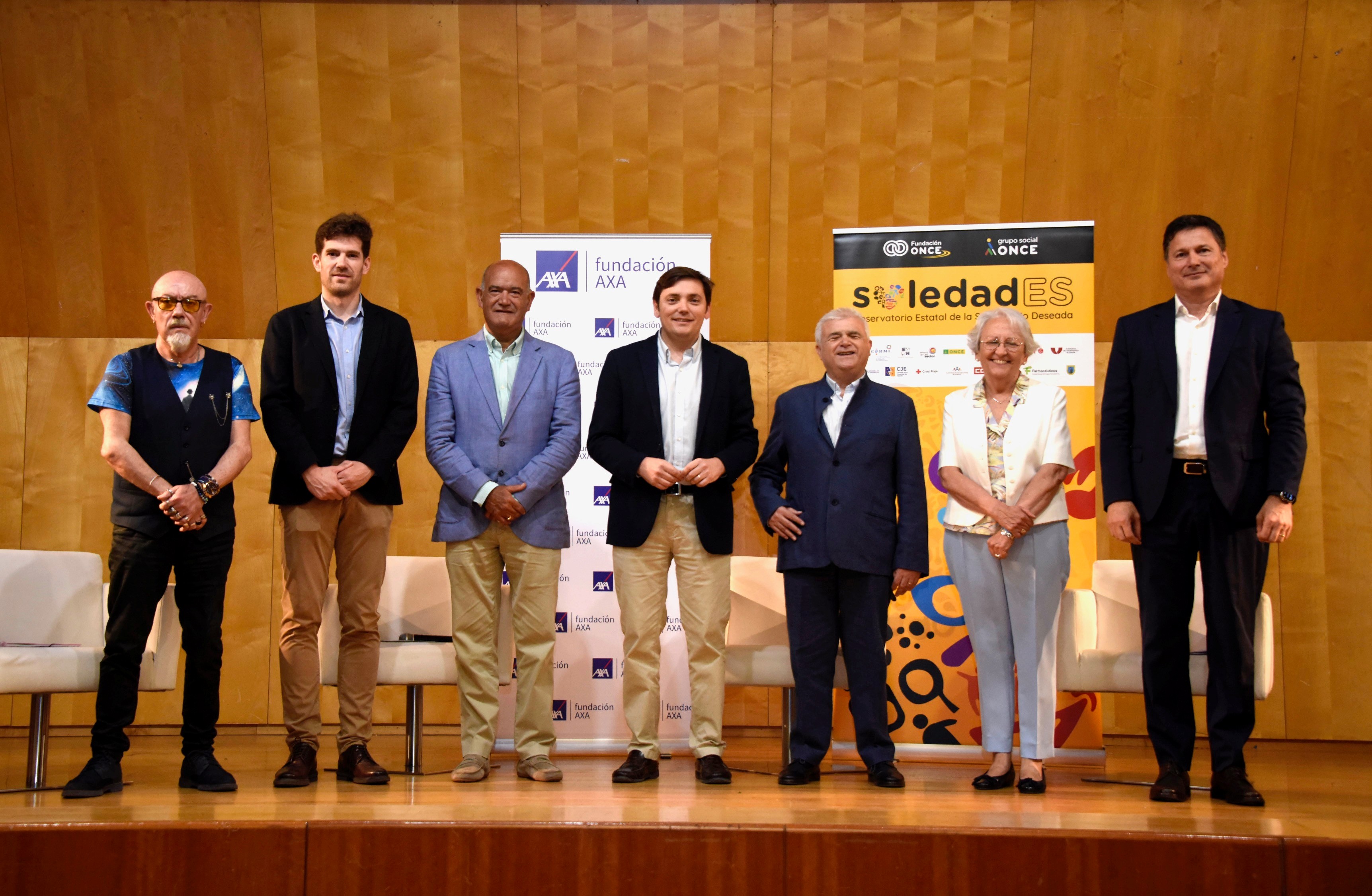 Foto de familia de la presentación del Barómetro de la Soledad no Deseada en la Comunidad Valenciana