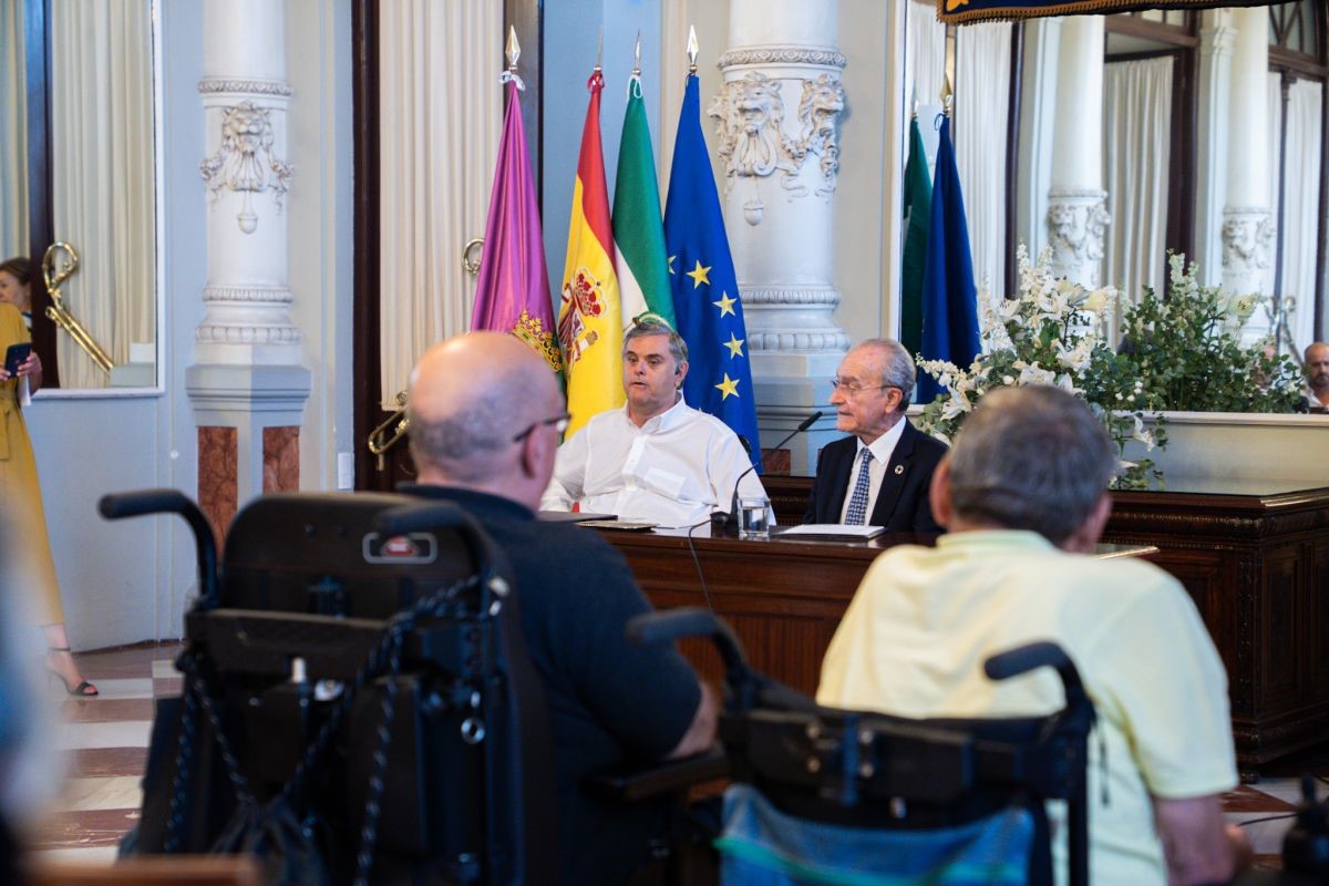 Jesús Hernández Galán, junto al alcalde de Málaga, presentando el acuerdo sobre taxis accesibles Jesús Hernández Galán, junto al alcalde de Málaga, presentando el acuerdo sobre taxis accesibles