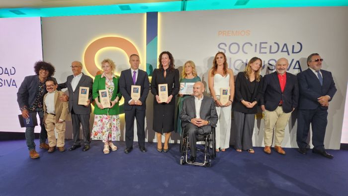Foto de familia de los galardonados con los premios de COCEMFE junto a los políticos y representantes institucionales de la discapacidad Foto de familia de los galardonados con los premios de COCEMFE junto a los políticos y representantes institucionales de la discapacidad