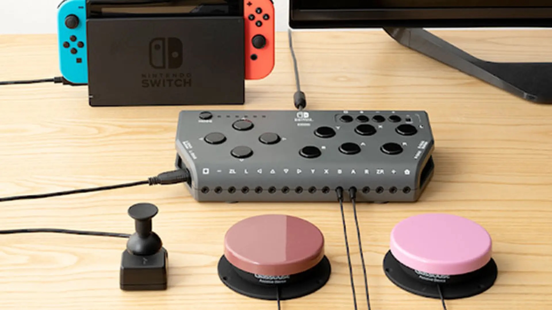 El mando Hori Flex, con varios botones de gran tamaño, plataformas y cablles, conectado a Nintendo Switch