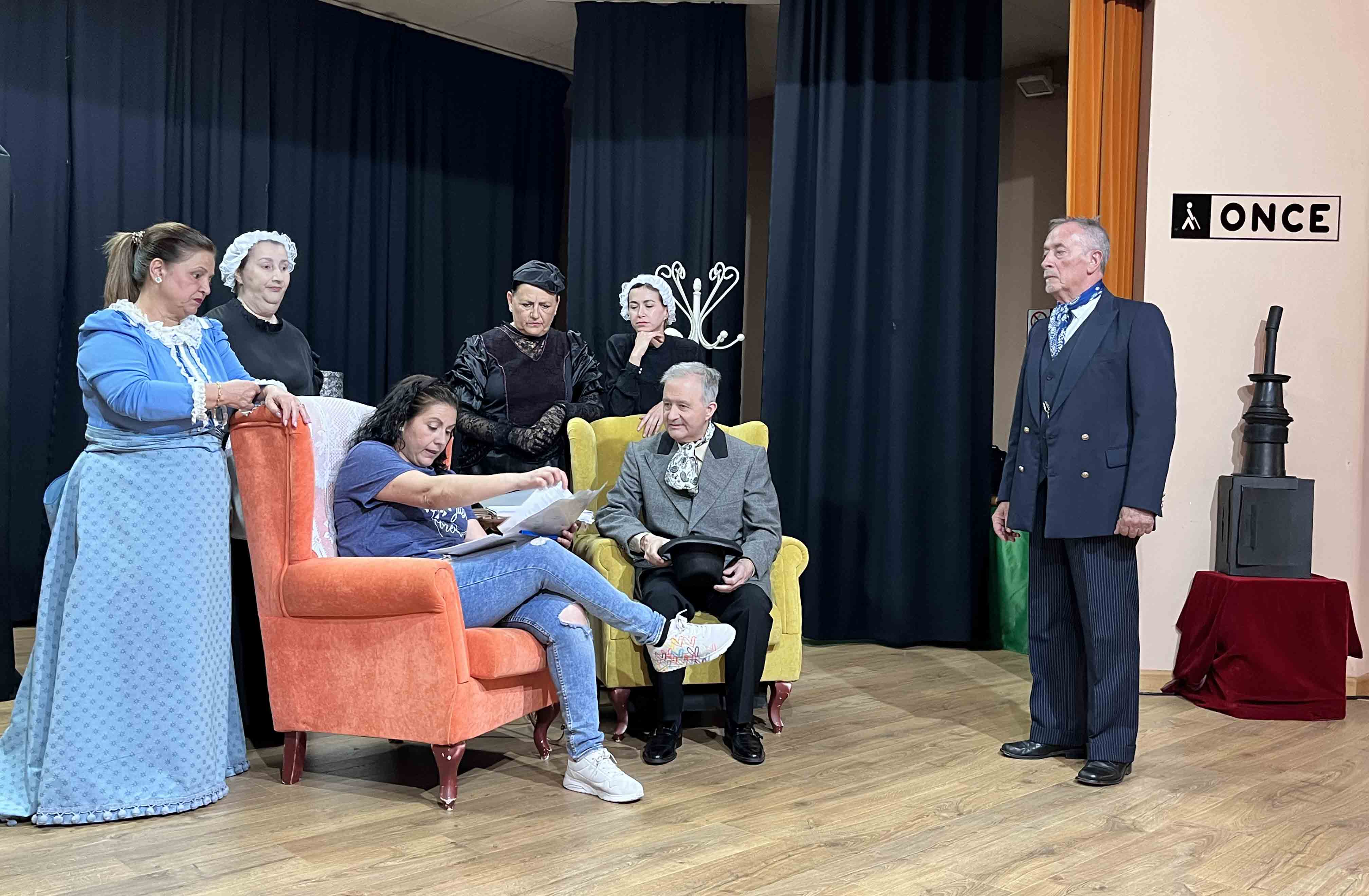 Gema trabajando el texto junto al grupo de actores y actrices