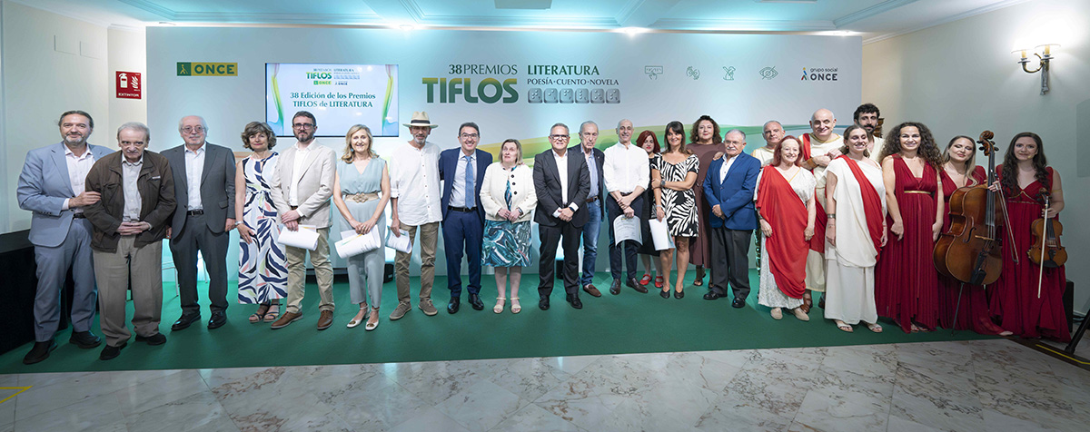 Foto de familia de todos los participantes en la ceremonia