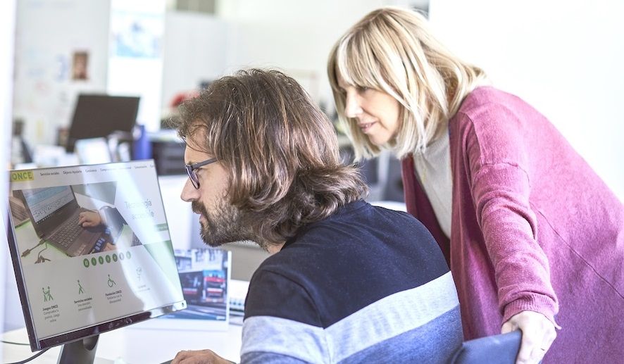 Persona con discapacidad visual accede a la web de la ONCE