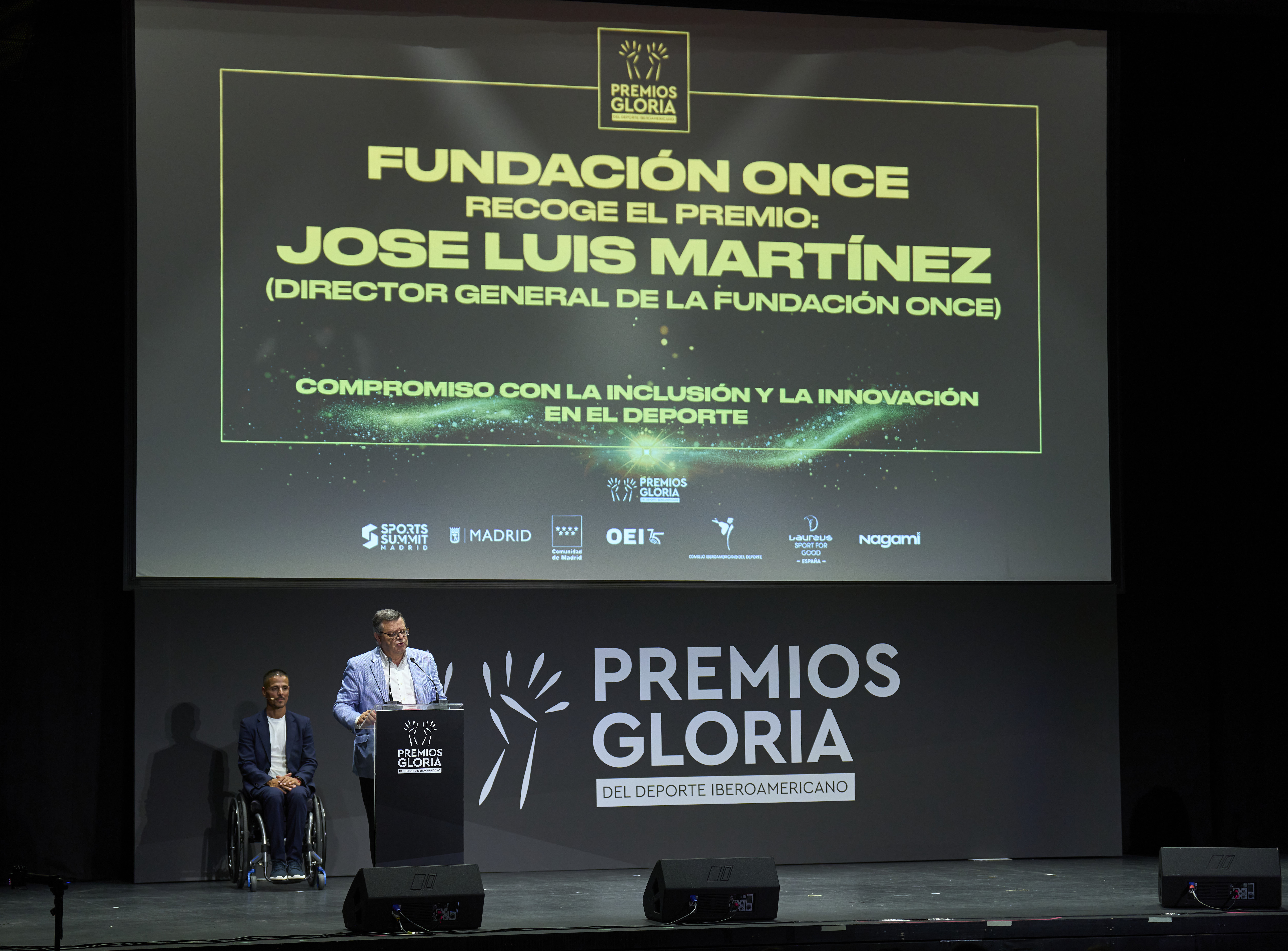 Martínez Donoso recogiendo el premio Gloria
