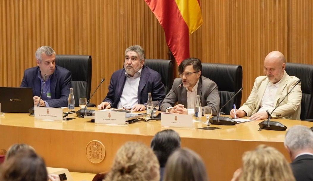 Momento de la intervención de Alberto Durán en el Congreso, segundo por la derecha, entre Uribes y Luis Cayo Pérez