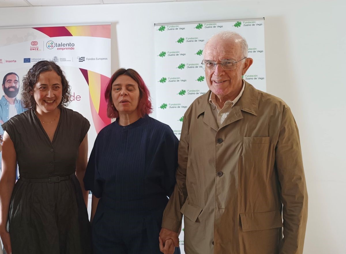 La directora de Inserta Empleo en Galicia, Beatriz Gallego, junto a Virginia Carcedo y Enrique Sáez | Foto de Inserta Empleo