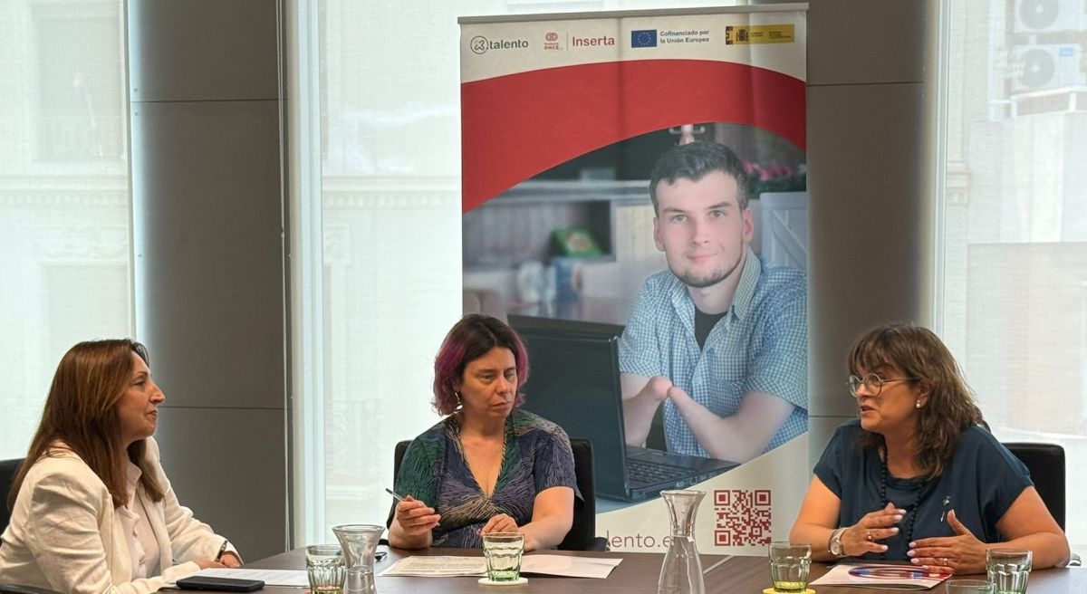 La directora de Inserta Empleo en Cataluña, Dolors García, junto a Virginia Carcedo y Meritxell Lluís i Vall | Foto de Inserta Empleo