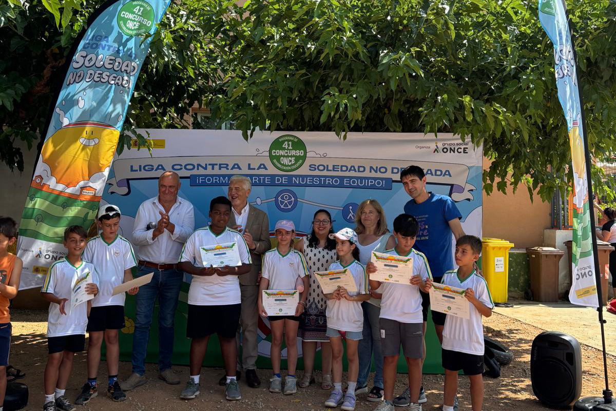 Momento de la entrega del premio a los alumnos de Vilanova