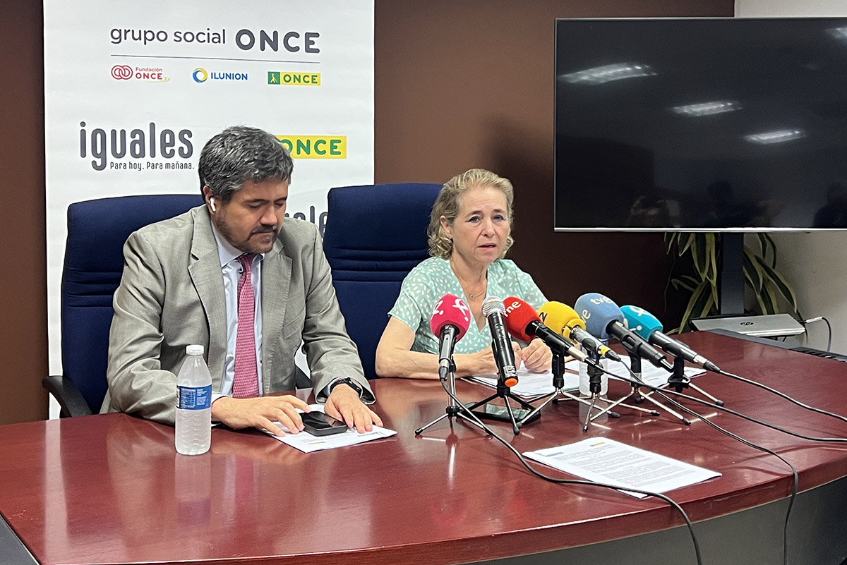El delegado de la ONCE y la consejera de Educación en la firma del convenio