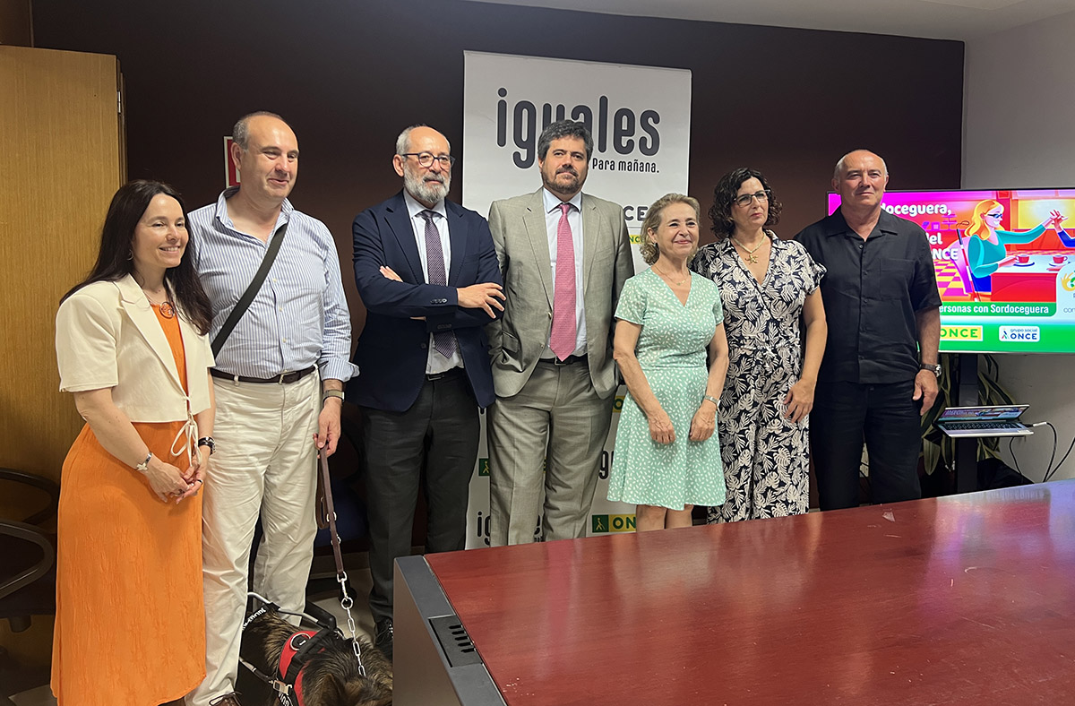 Foto de familia de los participantes en la firma del convenio