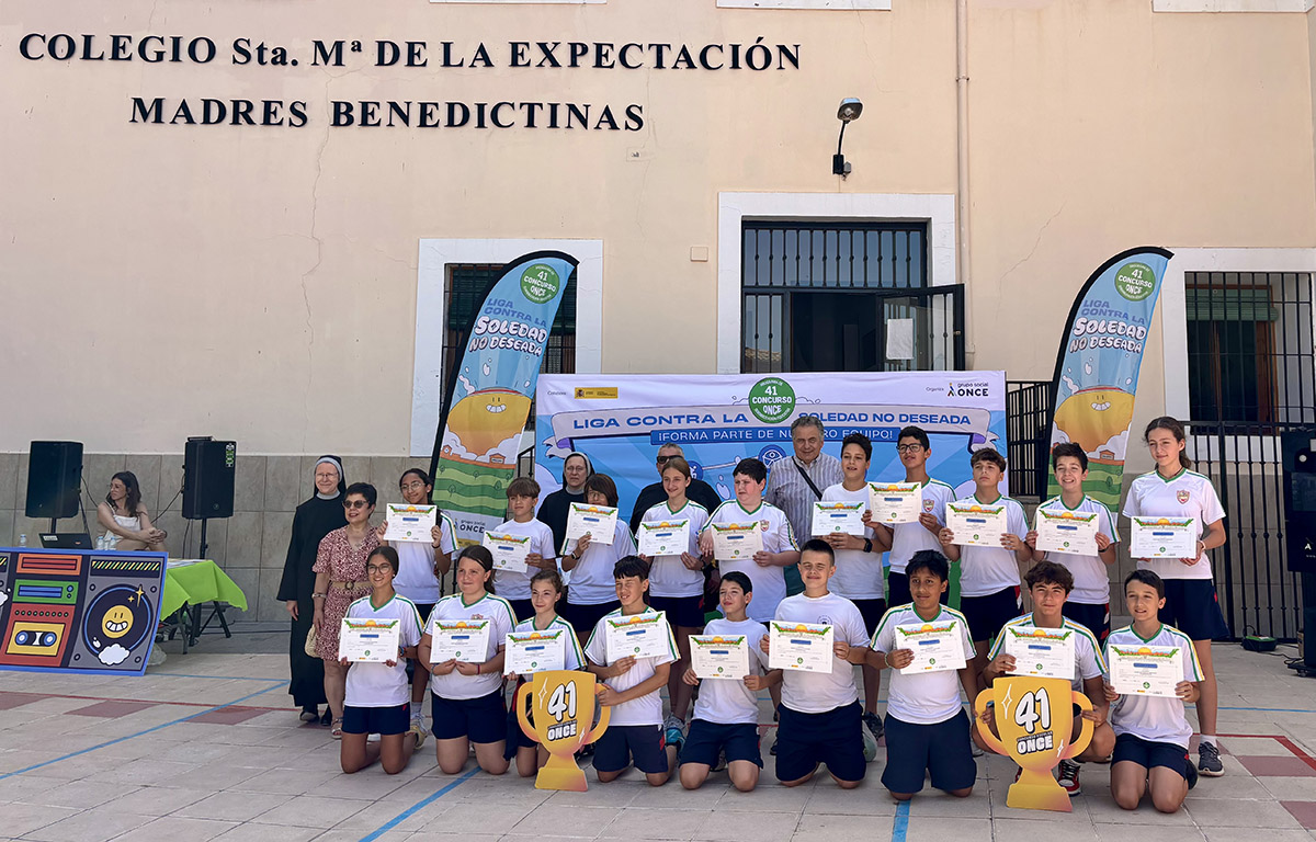 Los alumnos ganadores de Cuenca posan con el premio