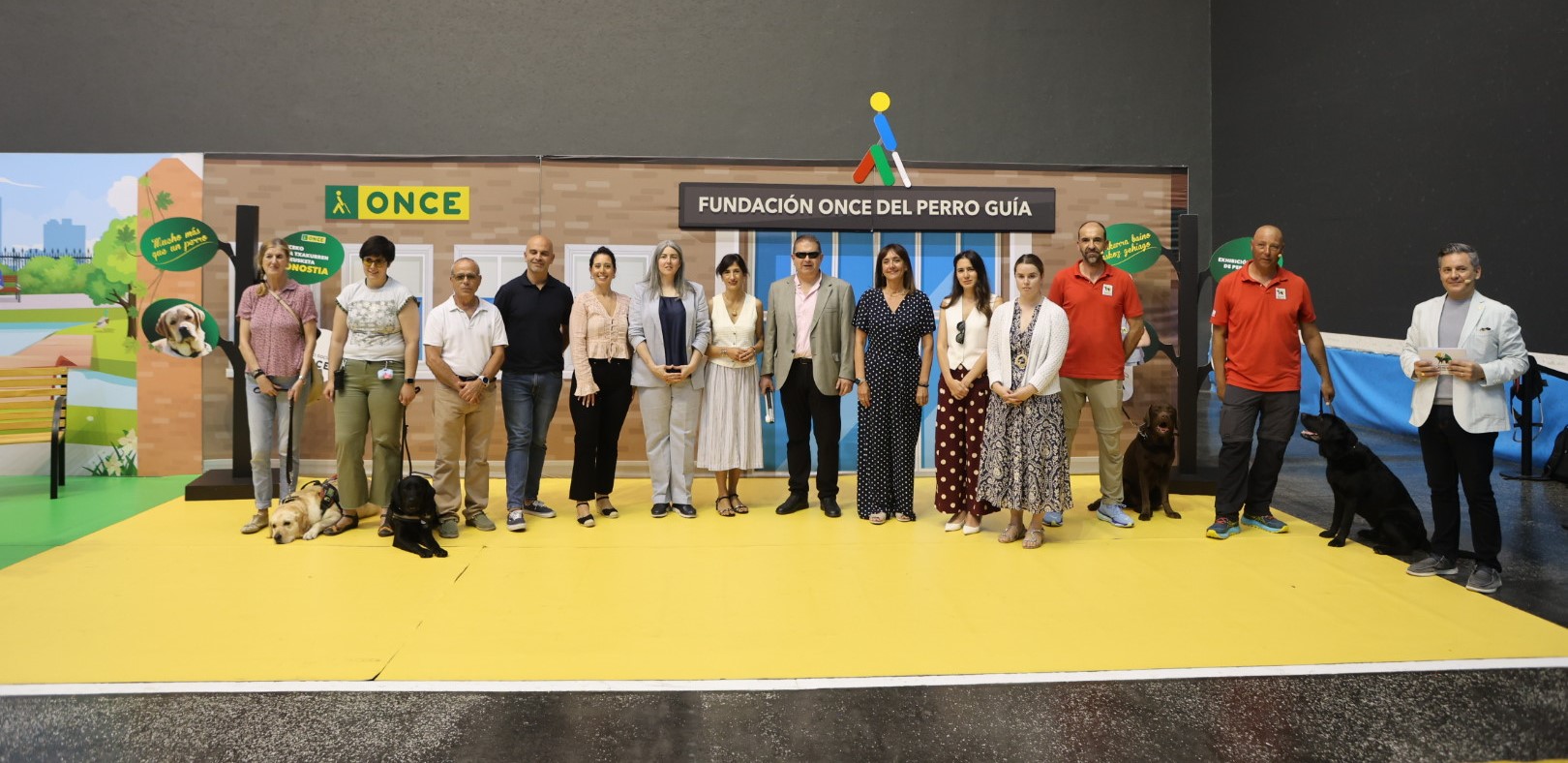 Foto de familia de la exhibición de la Fundación ONCE del perro Guía en Donostia San Sebastián