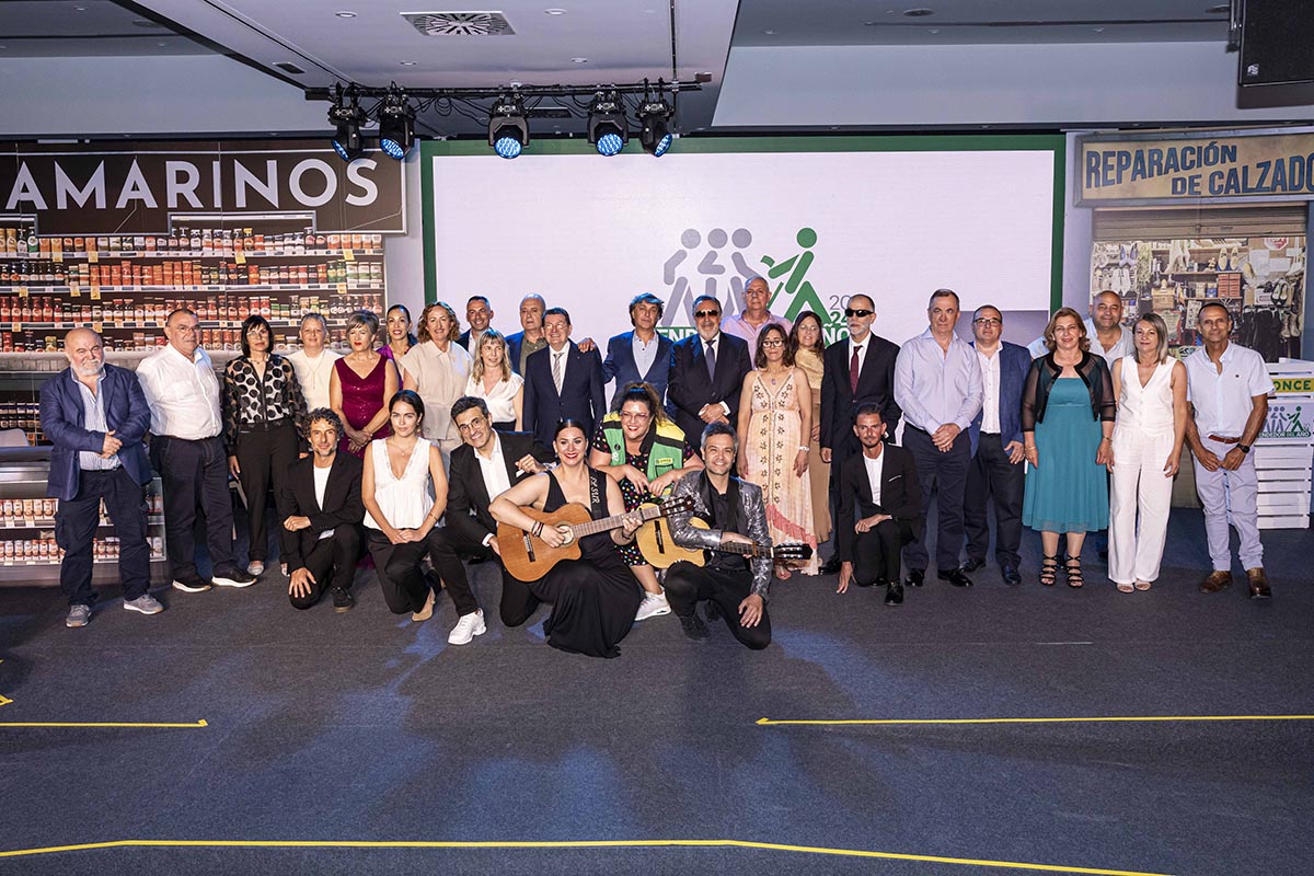 Foto de familia de todos los vendedores con las autoridades
