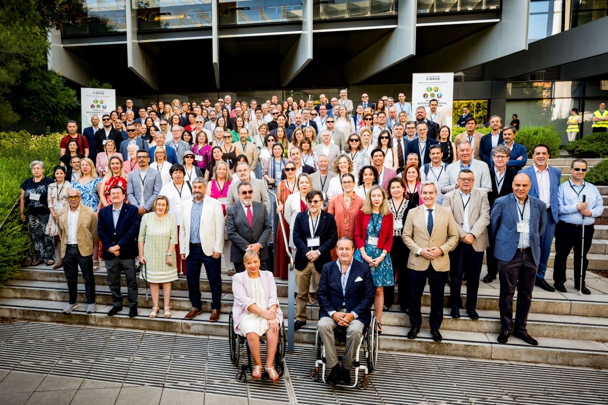 Foto de todo el grupo que asistió presencialmente a la JCG con los máximos responsables del Grupo Social ONCE